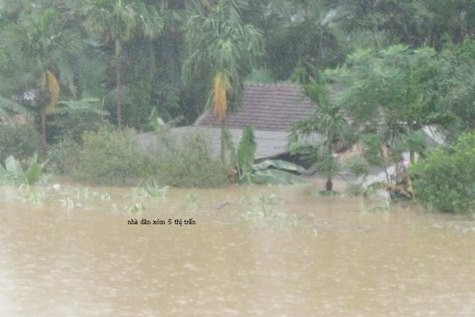 Nhà dân tại xóm 5, thị trấn Vũ Quang, Hà Tĩnh bị ngập chìm trong nước lũ